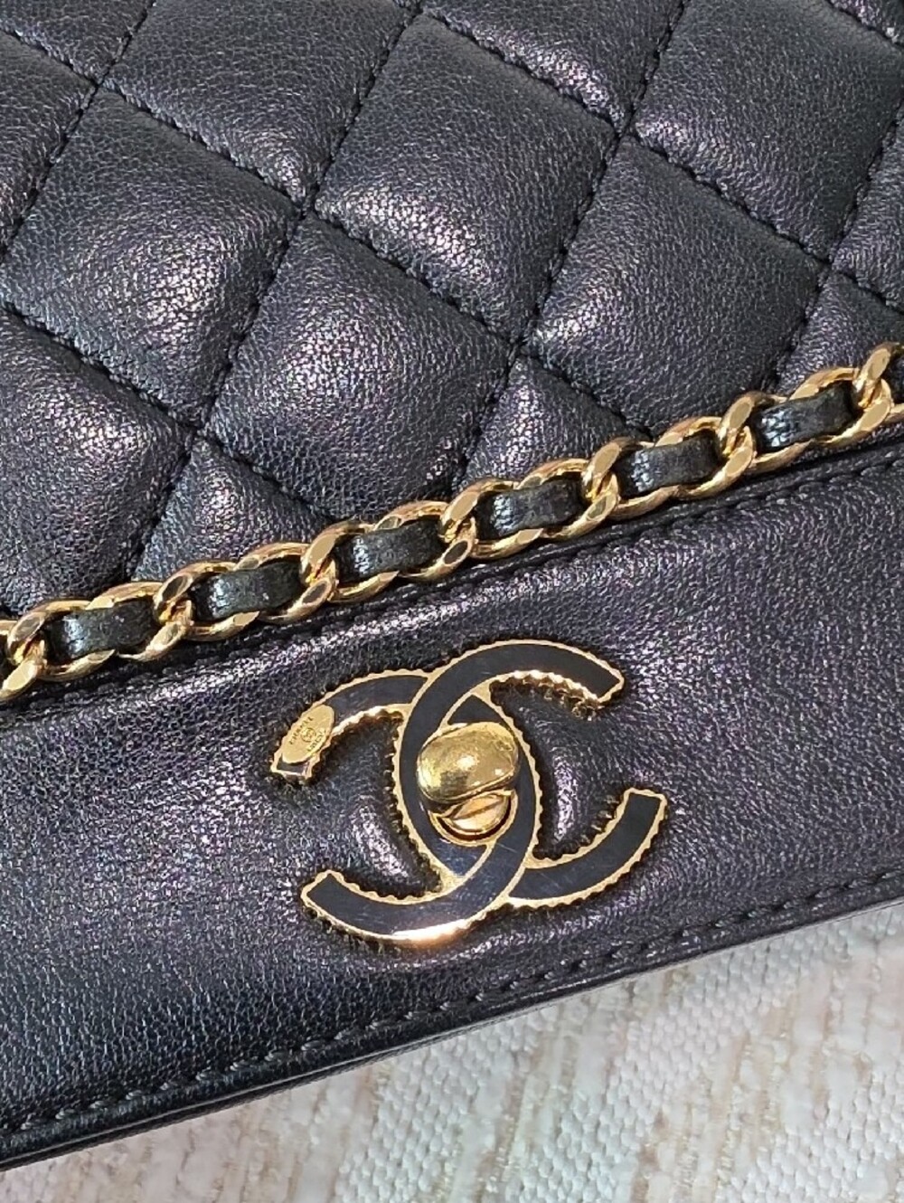 CHANEL Black Quilted Leather Shoulder Bag with Gold Chain - Picture 16 of 16